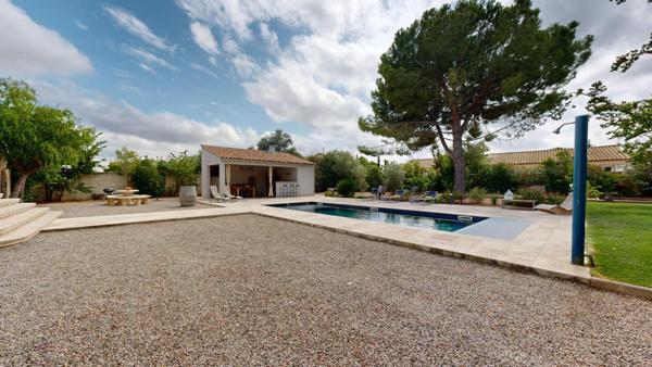 MAISON BOURGEOISE, PISCINE ET GARAGES - PROCHE NARBONNE