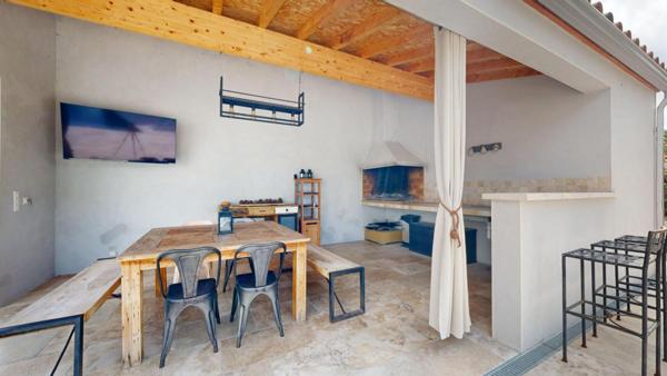 MAISON BOURGEOISE, PISCINE ET GARAGES - PROCHE NARBONNE