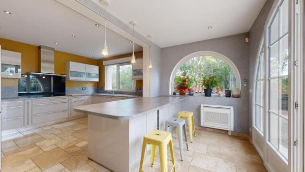 MAISON BOURGEOISE, PISCINE ET GARAGES - PROCHE NARBONNE