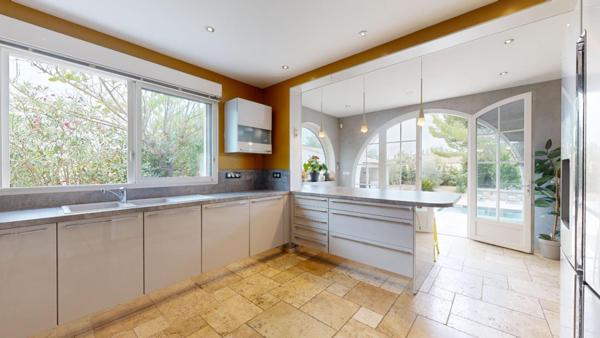 MAISON BOURGEOISE, PISCINE ET GARAGES - PROCHE NARBONNE