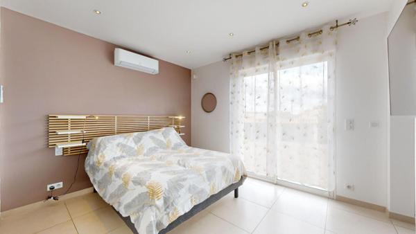 MAISON BOURGEOISE, PISCINE ET GARAGES - PROCHE NARBONNE