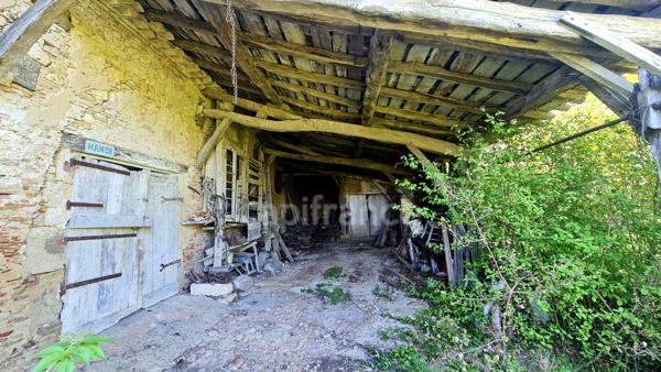 À vendre : Propriété à restaurer, à 10 mn d'Auvillar, d'environ 240 m2 habitables, sur terrain de 7400 m2  (82)