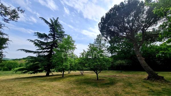 À vendre : Propriété à restaurer, à 10 mn d'Auvillar, d'environ 240 m2 habitables, sur terrain de 7400 m2  (82)