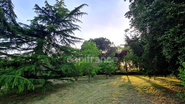 À vendre : Propriété à restaurer, à 10 mn d'Auvillar, d'environ 240 m2 habitables, sur terrain de 7400 m2  (82)