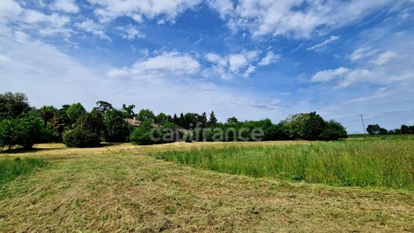 À vendre : Propriété à restaurer, à 10 mn d'Auvillar, d'environ 240 m2 habitables, sur terrain de 7400 m2  (82)