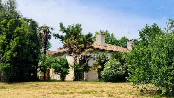 À vendre : Propriété à restaurer, à 10 mn d'Auvillar, d'environ 240 m2 habitables, sur terrain de 7400 m2  (82)