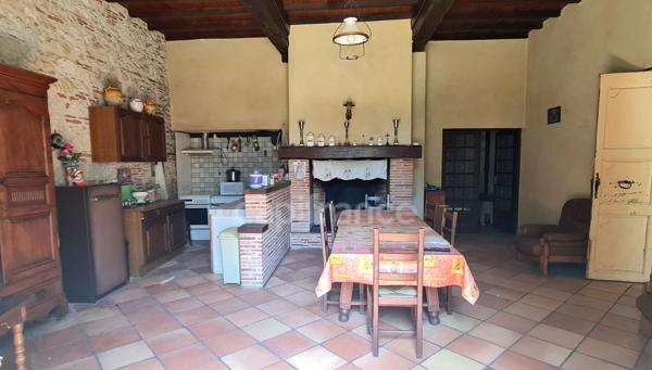 À vendre : Propriété à restaurer, à 10 mn d'Auvillar, d'environ 240 m2 habitables, sur terrain de 7400 m2  (82)