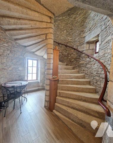 A Vendre , dans le centre historique de QUIMPER, un magnifique appartement de 151 m² situé dans...