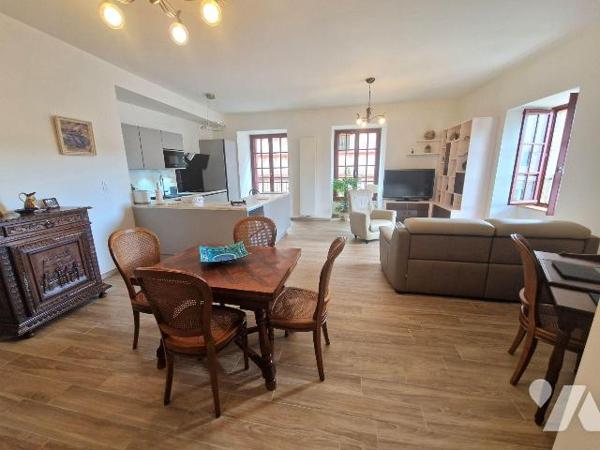 A Vendre , dans le centre historique de QUIMPER, un magnifique appartement de 151 m² situé dans...