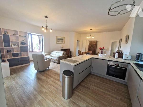 A Vendre , dans le centre historique de QUIMPER, un magnifique appartement de 151 m² situé dans...