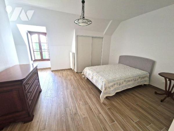 A Vendre , dans le centre historique de QUIMPER, un magnifique appartement de 151 m² situé dans...