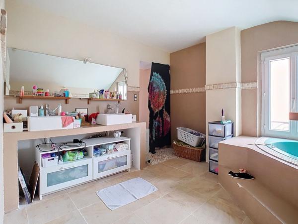 Bons en Chablais - Maison mitoyenne au clame avec 2 chambres + combles aménageables.