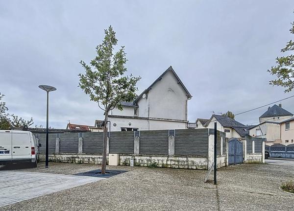 Situation idéale pour ces murs et fonds de commerce