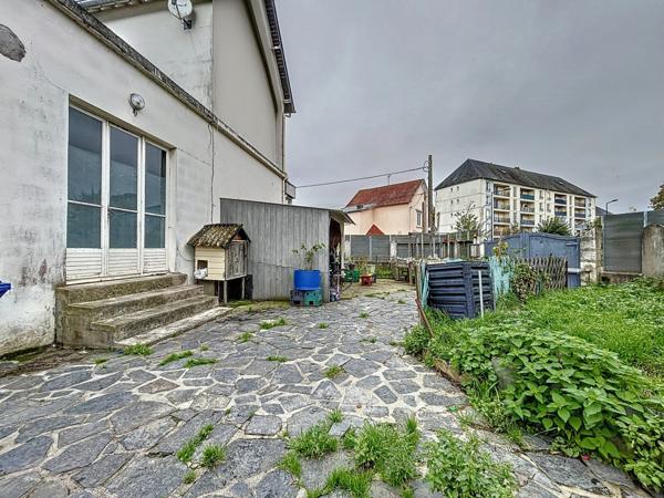 Situation idéale pour ces murs et fonds de commerce