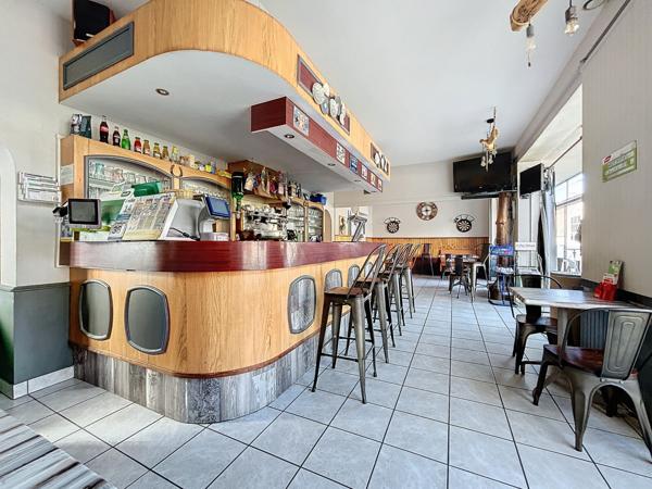 Situation idéale pour ces murs et fonds de commerce