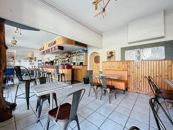 Situation idéale pour ces murs et fonds de commerce