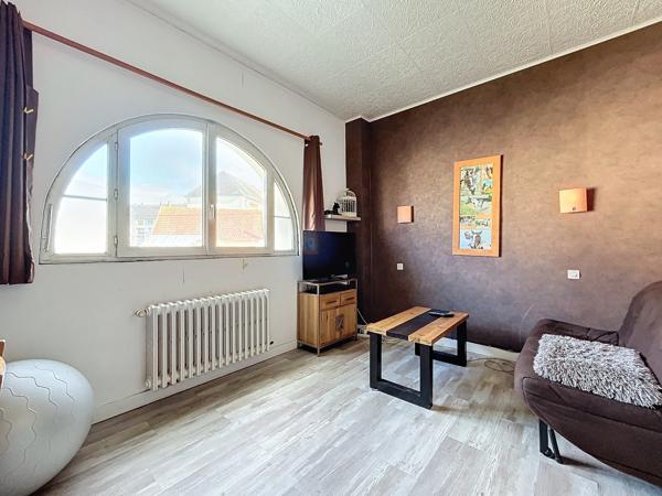 Situation idéale pour ces murs et fonds de commerce