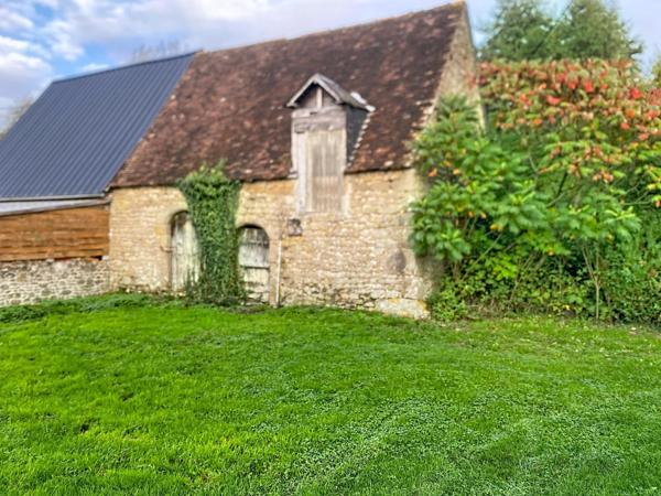 Grange 45 m² au sol, 2 niveaux possibles, mitoyenne d'un coté, terrain 280 m², La Carneille
