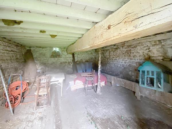 Grange 45 m² au sol, 2 niveaux possibles, mitoyenne d'un coté, terrain 280 m², La Carneille