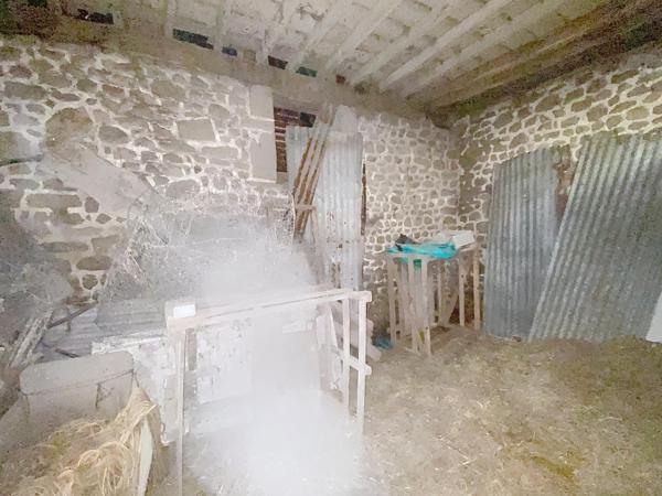 Grange 45 m² au sol, 2 niveaux possibles, mitoyenne d'un coté, terrain 280 m², La Carneille