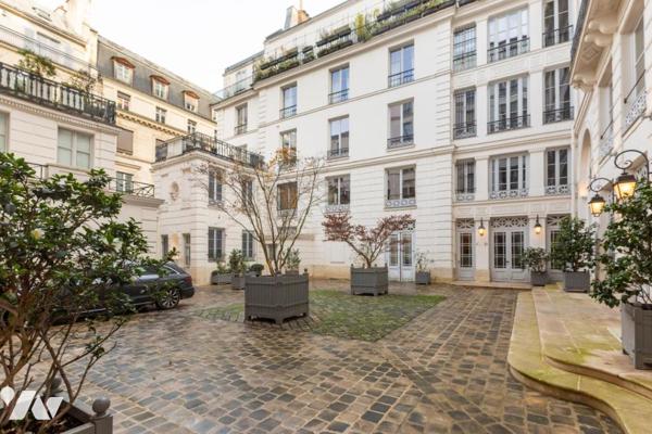 PARIS 2ème - VIVIENNE-GAILLON - DERNIER ETAGE - GRAND STUDIO 30M²