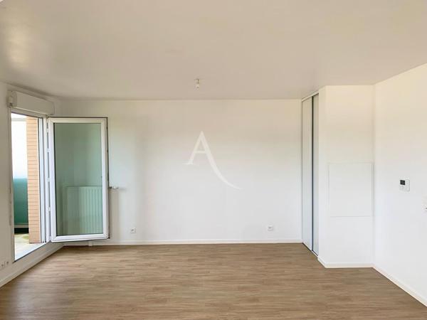 Studio lumineux avec grand balcon