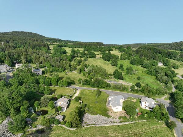 Terrain viabilisé avec vue dégagée, de plus de 1100m² à Champclause