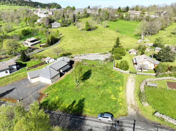 Terrain viabilisé avec vue dégagée, de plus de 1100m² à Champclause