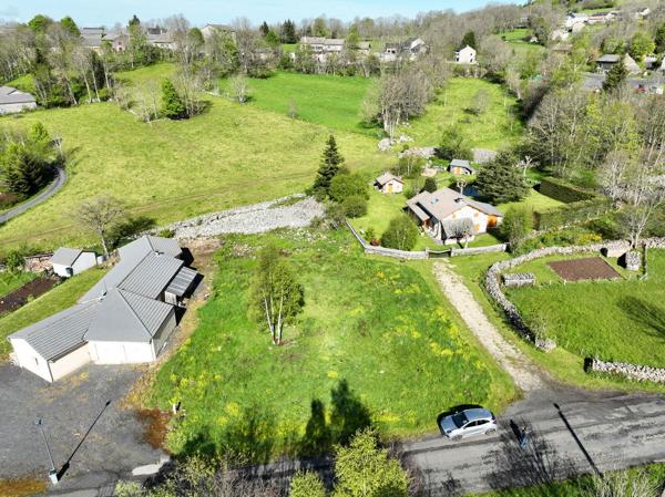 Terrain viabilisé avec vue dégagée, de plus de 1100m² à Champclause