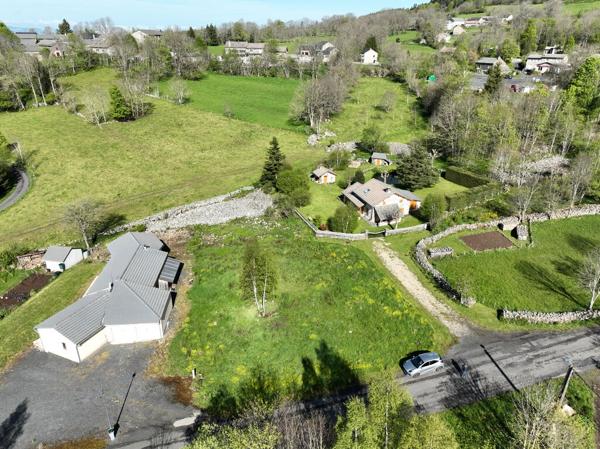 Terrain viabilisé avec vue dégagée, de plus de 1100m² à Champclause