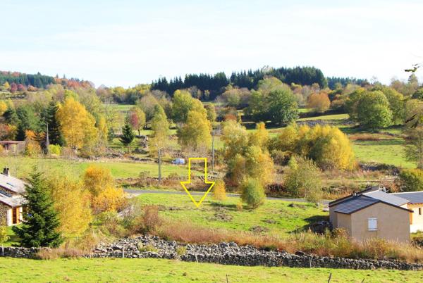 Terrain viabilisé avec vue dégagée, de plus de 1100m² à Champclause