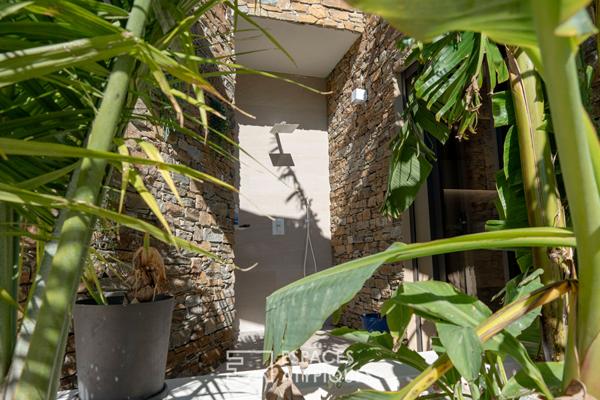 Remarquable villa aux lignes épurées avec piscine à Villeneuve-de-la-Raho