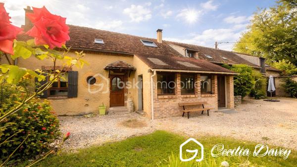 ** Nouveauté : Magnifique maison ancienne de caractère, entièrement rénovée avec goût, alliant le charme de l'ancien au confort contemporain, son jardin agrémenté d'un puits et sa dépendance à seulement 14mins de la Gare ***

Edifiée sur son terrain d'environ 910m², cette jolie maison de caractère, entièrement rénovée avec des matériaux de qualité, séduit par son charme intemporel et ses volumes généreux. 
Nichée dans un environnement paisible, elle offre de vastes espaces de vie lumineux, où chaque pièce invite au bien-être et à la convivialité.
À l'extérieur, son agréable jardin constitue un véritable havre de paix, idéal pour profiter pleinement de la nature et des beaux jours. 
Une propriété pleine de charme, prête à accueillir vos plus beaux projets de vie au cœur d'un environnement calme et préservé.

* Descriptif de la Maison *

Au rez-de-jardin :
- Une entrée chaleureuse 
- Un espace de vie spacieux et lumineux grâce à ses ouvertures sur le jardin, agrémenté de son poêle à bois
- Une grande véranda donnant sur le jardin
- Une superbe cuisine de marque Hygéna
- Un dégagement avec un wc séparé
- Une pièce d'environ 45m² à aménager selon vos envies (suite parentale, bureau, atelier...)

A l'étage :
- Une pièce palière (coin télévision, bibliothèque, salle de jeux...)
- 2 chambres
- Une salle d'eau avec une douche
- Un wc séparé
- Un dégagement 
- Une buanderie
- Une suite parentale d'environ 50m² comprenant la chambre parentale, son dressing et sa salle de bain équipées d'une baignoire, d'une douche et d'un wc séparé.


* Ses extérieurs *
- Un terrain entièrement clos de 910m²
- Une dépendance d'environ 25m² compartimentée en 2 espaces 
- Un jardin
- Une cave

* Son secteur *
- proximité de services : école maternelle, élémentaire et collège avec un service de cantine et de garderie à Saint Valérien, lycée de Sens
- 14 mins de la Gare de Sens
- 10 mins de l'accès à l'autoroute

* Ses équipements et ses avantages *
- A quelques kilomètres, la ville de Saint Valérien où se trouvent toutes les commodités : boulanger, pharmacie, boucherie, supermarchés, banque, restaurant, centre médical, centre dentaire, centre sportif, école, collège... 
- Ouvertures en double vitrage
- Chauffage Electrique 
- Poêle à bois
- Electricité refait à neuf, aux normes

Une visite s'impose pour cette Maison très bien entretenue et située dans un secteur recherché...