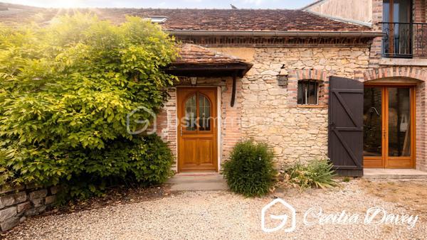 ** Nouveauté : Magnifique maison ancienne de caractère, entièrement rénovée avec goût, alliant le charme de l'ancien au confort contemporain, son jardin agrémenté d'un puits et sa dépendance à seulement 14mins de la Gare ***

Edifiée sur son terrain d'environ 910m², cette jolie maison de caractère, entièrement rénovée avec des matériaux de qualité, séduit par son charme intemporel et ses volumes généreux. 
Nichée dans un environnement paisible, elle offre de vastes espaces de vie lumineux, où chaque pièce invite au bien-être et à la convivialité.
À l'extérieur, son agréable jardin constitue un véritable havre de paix, idéal pour profiter pleinement de la nature et des beaux jours. 
Une propriété pleine de charme, prête à accueillir vos plus beaux projets de vie au cœur d'un environnement calme et préservé.

* Descriptif de la Maison *

Au rez-de-jardin :
- Une entrée chaleureuse 
- Un espace de vie spacieux et lumineux grâce à ses ouvertures sur le jardin, agrémenté de son poêle à bois
- Une grande véranda donnant sur le jardin
- Une superbe cuisine de marque Hygéna
- Un dégagement avec un wc séparé
- Une pièce d'environ 45m² à aménager selon vos envies (suite parentale, bureau, atelier...)

A l'étage :
- Une pièce palière (coin télévision, bibliothèque, salle de jeux...)
- 2 chambres
- Une salle d'eau avec une douche
- Un wc séparé
- Un dégagement 
- Une buanderie
- Une suite parentale d'environ 50m² comprenant la chambre parentale, son dressing et sa salle de bain équipées d'une baignoire, d'une douche et d'un wc séparé.


* Ses extérieurs *
- Un terrain entièrement clos de 910m²
- Une dépendance d'environ 25m² compartimentée en 2 espaces 
- Un jardin
- Une cave

* Son secteur *
- proximité de services : école maternelle, élémentaire et collège avec un service de cantine et de garderie à Saint Valérien, lycée de Sens
- 14 mins de la Gare de Sens
- 10 mins de l'accès à l'autoroute

* Ses équipements et ses avantages *
- A quelques kilomètres, la ville de Saint Valérien où se trouvent toutes les commodités : boulanger, pharmacie, boucherie, supermarchés, banque, restaurant, centre médical, centre dentaire, centre sportif, école, collège... 
- Ouvertures en double vitrage
- Chauffage Electrique 
- Poêle à bois
- Electricité refait à neuf, aux normes

Une visite s'impose pour cette Maison très bien entretenue et située dans un secteur recherché...