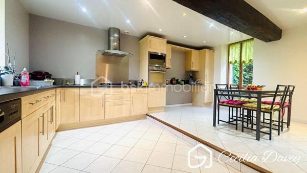 ** Nouveauté : Magnifique maison ancienne de caractère, entièrement rénovée avec goût, alliant le charme de l'ancien au confort contemporain, son jardin agrémenté d'un puits et sa dépendance à seulement 14mins de la Gare ***

Edifiée sur son terrain d'environ 910m², cette jolie maison de caractère, entièrement rénovée avec des matériaux de qualité, séduit par son charme intemporel et ses volumes généreux. 
Nichée dans un environnement paisible, elle offre de vastes espaces de vie lumineux, où chaque pièce invite au bien-être et à la convivialité.
À l'extérieur, son agréable jardin constitue un véritable havre de paix, idéal pour profiter pleinement de la nature et des beaux jours. 
Une propriété pleine de charme, prête à accueillir vos plus beaux projets de vie au cœur d'un environnement calme et préservé.

* Descriptif de la Maison *

Au rez-de-jardin :
- Une entrée chaleureuse 
- Un espace de vie spacieux et lumineux grâce à ses ouvertures sur le jardin, agrémenté de son poêle à bois
- Une grande véranda donnant sur le jardin
- Une superbe cuisine de marque Hygéna
- Un dégagement avec un wc séparé
- Une pièce d'environ 45m² à aménager selon vos envies (suite parentale, bureau, atelier...)

A l'étage :
- Une pièce palière (coin télévision, bibliothèque, salle de jeux...)
- 2 chambres
- Une salle d'eau avec une douche
- Un wc séparé
- Un dégagement 
- Une buanderie
- Une suite parentale d'environ 50m² comprenant la chambre parentale, son dressing et sa salle de bain équipées d'une baignoire, d'une douche et d'un wc séparé.


* Ses extérieurs *
- Un terrain entièrement clos de 910m²
- Une dépendance d'environ 25m² compartimentée en 2 espaces 
- Un jardin
- Une cave

* Son secteur *
- proximité de services : école maternelle, élémentaire et collège avec un service de cantine et de garderie à Saint Valérien, lycée de Sens
- 14 mins de la Gare de Sens
- 10 mins de l'accès à l'autoroute

* Ses équipements et ses avantages *
- A quelques kilomètres, la ville de Saint Valérien où se trouvent toutes les commodités : boulanger, pharmacie, boucherie, supermarchés, banque, restaurant, centre médical, centre dentaire, centre sportif, école, collège... 
- Ouvertures en double vitrage
- Chauffage Electrique 
- Poêle à bois
- Electricité refait à neuf, aux normes

Une visite s'impose pour cette Maison très bien entretenue et située dans un secteur recherché...