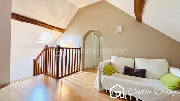 ** Nouveauté : Magnifique maison ancienne de caractère, entièrement rénovée avec goût, alliant le charme de l'ancien au confort contemporain, son jardin agrémenté d'un puits et sa dépendance à seulement 14mins de la Gare ***

Edifiée sur son terrain d'environ 910m², cette jolie maison de caractère, entièrement rénovée avec des matériaux de qualité, séduit par son charme intemporel et ses volumes généreux. 
Nichée dans un environnement paisible, elle offre de vastes espaces de vie lumineux, où chaque pièce invite au bien-être et à la convivialité.
À l'extérieur, son agréable jardin constitue un véritable havre de paix, idéal pour profiter pleinement de la nature et des beaux jours. 
Une propriété pleine de charme, prête à accueillir vos plus beaux projets de vie au cœur d'un environnement calme et préservé.

* Descriptif de la Maison *

Au rez-de-jardin :
- Une entrée chaleureuse 
- Un espace de vie spacieux et lumineux grâce à ses ouvertures sur le jardin, agrémenté de son poêle à bois
- Une grande véranda donnant sur le jardin
- Une superbe cuisine de marque Hygéna
- Un dégagement avec un wc séparé
- Une pièce d'environ 45m² à aménager selon vos envies (suite parentale, bureau, atelier...)

A l'étage :
- Une pièce palière (coin télévision, bibliothèque, salle de jeux...)
- 2 chambres
- Une salle d'eau avec une douche
- Un wc séparé
- Un dégagement 
- Une buanderie
- Une suite parentale d'environ 50m² comprenant la chambre parentale, son dressing et sa salle de bain équipées d'une baignoire, d'une douche et d'un wc séparé.


* Ses extérieurs *
- Un terrain entièrement clos de 910m²
- Une dépendance d'environ 25m² compartimentée en 2 espaces 
- Un jardin
- Une cave

* Son secteur *
- proximité de services : école maternelle, élémentaire et collège avec un service de cantine et de garderie à Saint Valérien, lycée de Sens
- 14 mins de la Gare de Sens
- 10 mins de l'accès à l'autoroute

* Ses équipements et ses avantages *
- A quelques kilomètres, la ville de Saint Valérien où se trouvent toutes les commodités : boulanger, pharmacie, boucherie, supermarchés, banque, restaurant, centre médical, centre dentaire, centre sportif, école, collège... 
- Ouvertures en double vitrage
- Chauffage Electrique 
- Poêle à bois
- Electricité refait à neuf, aux normes

Une visite s'impose pour cette Maison très bien entretenue et située dans un secteur recherché...