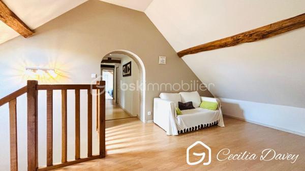 ** Nouveauté : Magnifique maison ancienne de caractère, entièrement rénovée avec goût, alliant le charme de l'ancien au confort contemporain, son jardin agrémenté d'un puits et sa dépendance à seulement 14mins de la Gare ***

Edifiée sur son terrain d'environ 910m², cette jolie maison de caractère, entièrement rénovée avec des matériaux de qualité, séduit par son charme intemporel et ses volumes généreux. 
Nichée dans un environnement paisible, elle offre de vastes espaces de vie lumineux, où chaque pièce invite au bien-être et à la convivialité.
À l'extérieur, son agréable jardin constitue un véritable havre de paix, idéal pour profiter pleinement de la nature et des beaux jours. 
Une propriété pleine de charme, prête à accueillir vos plus beaux projets de vie au cœur d'un environnement calme et préservé.

* Descriptif de la Maison *

Au rez-de-jardin :
- Une entrée chaleureuse 
- Un espace de vie spacieux et lumineux grâce à ses ouvertures sur le jardin, agrémenté de son poêle à bois
- Une grande véranda donnant sur le jardin
- Une superbe cuisine de marque Hygéna
- Un dégagement avec un wc séparé
- Une pièce d'environ 45m² à aménager selon vos envies (suite parentale, bureau, atelier...)

A l'étage :
- Une pièce palière (coin télévision, bibliothèque, salle de jeux...)
- 2 chambres
- Une salle d'eau avec une douche
- Un wc séparé
- Un dégagement 
- Une buanderie
- Une suite parentale d'environ 50m² comprenant la chambre parentale, son dressing et sa salle de bain équipées d'une baignoire, d'une douche et d'un wc séparé.


* Ses extérieurs *
- Un terrain entièrement clos de 910m²
- Une dépendance d'environ 25m² compartimentée en 2 espaces 
- Un jardin
- Une cave

* Son secteur *
- proximité de services : école maternelle, élémentaire et collège avec un service de cantine et de garderie à Saint Valérien, lycée de Sens
- 14 mins de la Gare de Sens
- 10 mins de l'accès à l'autoroute

* Ses équipements et ses avantages *
- A quelques kilomètres, la ville de Saint Valérien où se trouvent toutes les commodités : boulanger, pharmacie, boucherie, supermarchés, banque, restaurant, centre médical, centre dentaire, centre sportif, école, collège... 
- Ouvertures en double vitrage
- Chauffage Electrique 
- Poêle à bois
- Electricité refait à neuf, aux normes

Une visite s'impose pour cette Maison très bien entretenue et située dans un secteur recherché...