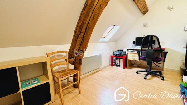 ** Nouveauté : Magnifique maison ancienne de caractère, entièrement rénovée avec goût, alliant le charme de l'ancien au confort contemporain, son jardin agrémenté d'un puits et sa dépendance à seulement 14mins de la Gare ***

Edifiée sur son terrain d'environ 910m², cette jolie maison de caractère, entièrement rénovée avec des matériaux de qualité, séduit par son charme intemporel et ses volumes généreux. 
Nichée dans un environnement paisible, elle offre de vastes espaces de vie lumineux, où chaque pièce invite au bien-être et à la convivialité.
À l'extérieur, son agréable jardin constitue un véritable havre de paix, idéal pour profiter pleinement de la nature et des beaux jours. 
Une propriété pleine de charme, prête à accueillir vos plus beaux projets de vie au cœur d'un environnement calme et préservé.

* Descriptif de la Maison *

Au rez-de-jardin :
- Une entrée chaleureuse 
- Un espace de vie spacieux et lumineux grâce à ses ouvertures sur le jardin, agrémenté de son poêle à bois
- Une grande véranda donnant sur le jardin
- Une superbe cuisine de marque Hygéna
- Un dégagement avec un wc séparé
- Une pièce d'environ 45m² à aménager selon vos envies (suite parentale, bureau, atelier...)

A l'étage :
- Une pièce palière (coin télévision, bibliothèque, salle de jeux...)
- 2 chambres
- Une salle d'eau avec une douche
- Un wc séparé
- Un dégagement 
- Une buanderie
- Une suite parentale d'environ 50m² comprenant la chambre parentale, son dressing et sa salle de bain équipées d'une baignoire, d'une douche et d'un wc séparé.


* Ses extérieurs *
- Un terrain entièrement clos de 910m²
- Une dépendance d'environ 25m² compartimentée en 2 espaces 
- Un jardin
- Une cave

* Son secteur *
- proximité de services : école maternelle, élémentaire et collège avec un service de cantine et de garderie à Saint Valérien, lycée de Sens
- 14 mins de la Gare de Sens
- 10 mins de l'accès à l'autoroute

* Ses équipements et ses avantages *
- A quelques kilomètres, la ville de Saint Valérien où se trouvent toutes les commodités : boulanger, pharmacie, boucherie, supermarchés, banque, restaurant, centre médical, centre dentaire, centre sportif, école, collège... 
- Ouvertures en double vitrage
- Chauffage Electrique 
- Poêle à bois
- Electricité refait à neuf, aux normes

Une visite s'impose pour cette Maison très bien entretenue et située dans un secteur recherché...