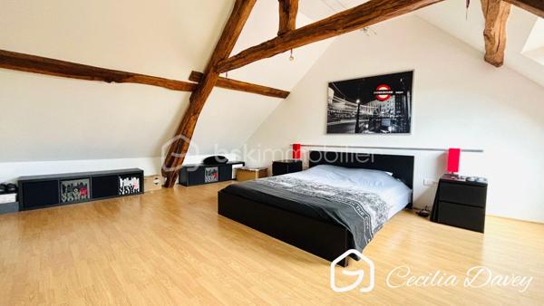 ** Nouveauté : Magnifique maison ancienne de caractère, entièrement rénovée avec goût, alliant le charme de l'ancien au confort contemporain, son jardin agrémenté d'un puits et sa dépendance à seulement 14mins de la Gare ***

Edifiée sur son terrain d'environ 910m², cette jolie maison de caractère, entièrement rénovée avec des matériaux de qualité, séduit par son charme intemporel et ses volumes généreux. 
Nichée dans un environnement paisible, elle offre de vastes espaces de vie lumineux, où chaque pièce invite au bien-être et à la convivialité.
À l'extérieur, son agréable jardin constitue un véritable havre de paix, idéal pour profiter pleinement de la nature et des beaux jours. 
Une propriété pleine de charme, prête à accueillir vos plus beaux projets de vie au cœur d'un environnement calme et préservé.

* Descriptif de la Maison *

Au rez-de-jardin :
- Une entrée chaleureuse 
- Un espace de vie spacieux et lumineux grâce à ses ouvertures sur le jardin, agrémenté de son poêle à bois
- Une grande véranda donnant sur le jardin
- Une superbe cuisine de marque Hygéna
- Un dégagement avec un wc séparé
- Une pièce d'environ 45m² à aménager selon vos envies (suite parentale, bureau, atelier...)

A l'étage :
- Une pièce palière (coin télévision, bibliothèque, salle de jeux...)
- 2 chambres
- Une salle d'eau avec une douche
- Un wc séparé
- Un dégagement 
- Une buanderie
- Une suite parentale d'environ 50m² comprenant la chambre parentale, son dressing et sa salle de bain équipées d'une baignoire, d'une douche et d'un wc séparé.


* Ses extérieurs *
- Un terrain entièrement clos de 910m²
- Une dépendance d'environ 25m² compartimentée en 2 espaces 
- Un jardin
- Une cave

* Son secteur *
- proximité de services : école maternelle, élémentaire et collège avec un service de cantine et de garderie à Saint Valérien, lycée de Sens
- 14 mins de la Gare de Sens
- 10 mins de l'accès à l'autoroute

* Ses équipements et ses avantages *
- A quelques kilomètres, la ville de Saint Valérien où se trouvent toutes les commodités : boulanger, pharmacie, boucherie, supermarchés, banque, restaurant, centre médical, centre dentaire, centre sportif, école, collège... 
- Ouvertures en double vitrage
- Chauffage Electrique 
- Poêle à bois
- Electricité refait à neuf, aux normes

Une visite s'impose pour cette Maison très bien entretenue et située dans un secteur recherché...