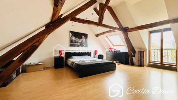 ** Nouveauté : Magnifique maison ancienne de caractère, entièrement rénovée avec goût, alliant le charme de l'ancien au confort contemporain, son jardin agrémenté d'un puits et sa dépendance à seulement 14mins de la Gare ***

Edifiée sur son terrain d'environ 910m², cette jolie maison de caractère, entièrement rénovée avec des matériaux de qualité, séduit par son charme intemporel et ses volumes généreux. 
Nichée dans un environnement paisible, elle offre de vastes espaces de vie lumineux, où chaque pièce invite au bien-être et à la convivialité.
À l'extérieur, son agréable jardin constitue un véritable havre de paix, idéal pour profiter pleinement de la nature et des beaux jours. 
Une propriété pleine de charme, prête à accueillir vos plus beaux projets de vie au cœur d'un environnement calme et préservé.

* Descriptif de la Maison *

Au rez-de-jardin :
- Une entrée chaleureuse 
- Un espace de vie spacieux et lumineux grâce à ses ouvertures sur le jardin, agrémenté de son poêle à bois
- Une grande véranda donnant sur le jardin
- Une superbe cuisine de marque Hygéna
- Un dégagement avec un wc séparé
- Une pièce d'environ 45m² à aménager selon vos envies (suite parentale, bureau, atelier...)

A l'étage :
- Une pièce palière (coin télévision, bibliothèque, salle de jeux...)
- 2 chambres
- Une salle d'eau avec une douche
- Un wc séparé
- Un dégagement 
- Une buanderie
- Une suite parentale d'environ 50m² comprenant la chambre parentale, son dressing et sa salle de bain équipées d'une baignoire, d'une douche et d'un wc séparé.


* Ses extérieurs *
- Un terrain entièrement clos de 910m²
- Une dépendance d'environ 25m² compartimentée en 2 espaces 
- Un jardin
- Une cave

* Son secteur *
- proximité de services : école maternelle, élémentaire et collège avec un service de cantine et de garderie à Saint Valérien, lycée de Sens
- 14 mins de la Gare de Sens
- 10 mins de l'accès à l'autoroute

* Ses équipements et ses avantages *
- A quelques kilomètres, la ville de Saint Valérien où se trouvent toutes les commodités : boulanger, pharmacie, boucherie, supermarchés, banque, restaurant, centre médical, centre dentaire, centre sportif, école, collège... 
- Ouvertures en double vitrage
- Chauffage Electrique 
- Poêle à bois
- Electricité refait à neuf, aux normes

Une visite s'impose pour cette Maison très bien entretenue et située dans un secteur recherché...