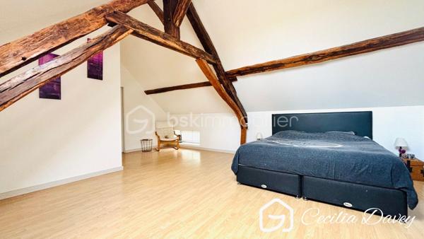 ** Nouveauté : Magnifique maison ancienne de caractère, entièrement rénovée avec goût, alliant le charme de l'ancien au confort contemporain, son jardin agrémenté d'un puits et sa dépendance à seulement 14mins de la Gare ***

Edifiée sur son terrain d'environ 910m², cette jolie maison de caractère, entièrement rénovée avec des matériaux de qualité, séduit par son charme intemporel et ses volumes généreux. 
Nichée dans un environnement paisible, elle offre de vastes espaces de vie lumineux, où chaque pièce invite au bien-être et à la convivialité.
À l'extérieur, son agréable jardin constitue un véritable havre de paix, idéal pour profiter pleinement de la nature et des beaux jours. 
Une propriété pleine de charme, prête à accueillir vos plus beaux projets de vie au cœur d'un environnement calme et préservé.

* Descriptif de la Maison *

Au rez-de-jardin :
- Une entrée chaleureuse 
- Un espace de vie spacieux et lumineux grâce à ses ouvertures sur le jardin, agrémenté de son poêle à bois
- Une grande véranda donnant sur le jardin
- Une superbe cuisine de marque Hygéna
- Un dégagement avec un wc séparé
- Une pièce d'environ 45m² à aménager selon vos envies (suite parentale, bureau, atelier...)

A l'étage :
- Une pièce palière (coin télévision, bibliothèque, salle de jeux...)
- 2 chambres
- Une salle d'eau avec une douche
- Un wc séparé
- Un dégagement 
- Une buanderie
- Une suite parentale d'environ 50m² comprenant la chambre parentale, son dressing et sa salle de bain équipées d'une baignoire, d'une douche et d'un wc séparé.


* Ses extérieurs *
- Un terrain entièrement clos de 910m²
- Une dépendance d'environ 25m² compartimentée en 2 espaces 
- Un jardin
- Une cave

* Son secteur *
- proximité de services : école maternelle, élémentaire et collège avec un service de cantine et de garderie à Saint Valérien, lycée de Sens
- 14 mins de la Gare de Sens
- 10 mins de l'accès à l'autoroute

* Ses équipements et ses avantages *
- A quelques kilomètres, la ville de Saint Valérien où se trouvent toutes les commodités : boulanger, pharmacie, boucherie, supermarchés, banque, restaurant, centre médical, centre dentaire, centre sportif, école, collège... 
- Ouvertures en double vitrage
- Chauffage Electrique 
- Poêle à bois
- Electricité refait à neuf, aux normes

Une visite s'impose pour cette Maison très bien entretenue et située dans un secteur recherché...