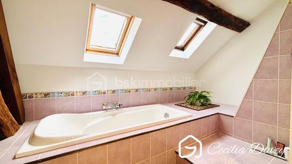 ** Nouveauté : Magnifique maison ancienne de caractère, entièrement rénovée avec goût, alliant le charme de l'ancien au confort contemporain, son jardin agrémenté d'un puits et sa dépendance à seulement 14mins de la Gare ***

Edifiée sur son terrain d'environ 910m², cette jolie maison de caractère, entièrement rénovée avec des matériaux de qualité, séduit par son charme intemporel et ses volumes généreux. 
Nichée dans un environnement paisible, elle offre de vastes espaces de vie lumineux, où chaque pièce invite au bien-être et à la convivialité.
À l'extérieur, son agréable jardin constitue un véritable havre de paix, idéal pour profiter pleinement de la nature et des beaux jours. 
Une propriété pleine de charme, prête à accueillir vos plus beaux projets de vie au cœur d'un environnement calme et préservé.

* Descriptif de la Maison *

Au rez-de-jardin :
- Une entrée chaleureuse 
- Un espace de vie spacieux et lumineux grâce à ses ouvertures sur le jardin, agrémenté de son poêle à bois
- Une grande véranda donnant sur le jardin
- Une superbe cuisine de marque Hygéna
- Un dégagement avec un wc séparé
- Une pièce d'environ 45m² à aménager selon vos envies (suite parentale, bureau, atelier...)

A l'étage :
- Une pièce palière (coin télévision, bibliothèque, salle de jeux...)
- 2 chambres
- Une salle d'eau avec une douche
- Un wc séparé
- Un dégagement 
- Une buanderie
- Une suite parentale d'environ 50m² comprenant la chambre parentale, son dressing et sa salle de bain équipées d'une baignoire, d'une douche et d'un wc séparé.


* Ses extérieurs *
- Un terrain entièrement clos de 910m²
- Une dépendance d'environ 25m² compartimentée en 2 espaces 
- Un jardin
- Une cave

* Son secteur *
- proximité de services : école maternelle, élémentaire et collège avec un service de cantine et de garderie à Saint Valérien, lycée de Sens
- 14 mins de la Gare de Sens
- 10 mins de l'accès à l'autoroute

* Ses équipements et ses avantages *
- A quelques kilomètres, la ville de Saint Valérien où se trouvent toutes les commodités : boulanger, pharmacie, boucherie, supermarchés, banque, restaurant, centre médical, centre dentaire, centre sportif, école, collège... 
- Ouvertures en double vitrage
- Chauffage Electrique 
- Poêle à bois
- Electricité refait à neuf, aux normes

Une visite s'impose pour cette Maison très bien entretenue et située dans un secteur recherché...