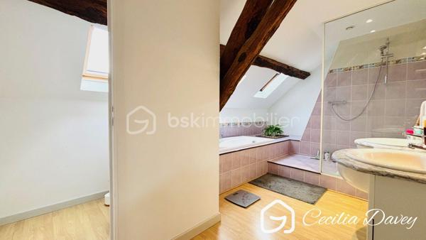 ** Nouveauté : Magnifique maison ancienne de caractère, entièrement rénovée avec goût, alliant le charme de l'ancien au confort contemporain, son jardin agrémenté d'un puits et sa dépendance à seulement 14mins de la Gare ***

Edifiée sur son terrain d'environ 910m², cette jolie maison de caractère, entièrement rénovée avec des matériaux de qualité, séduit par son charme intemporel et ses volumes généreux. 
Nichée dans un environnement paisible, elle offre de vastes espaces de vie lumineux, où chaque pièce invite au bien-être et à la convivialité.
À l'extérieur, son agréable jardin constitue un véritable havre de paix, idéal pour profiter pleinement de la nature et des beaux jours. 
Une propriété pleine de charme, prête à accueillir vos plus beaux projets de vie au cœur d'un environnement calme et préservé.

* Descriptif de la Maison *

Au rez-de-jardin :
- Une entrée chaleureuse 
- Un espace de vie spacieux et lumineux grâce à ses ouvertures sur le jardin, agrémenté de son poêle à bois
- Une grande véranda donnant sur le jardin
- Une superbe cuisine de marque Hygéna
- Un dégagement avec un wc séparé
- Une pièce d'environ 45m² à aménager selon vos envies (suite parentale, bureau, atelier...)

A l'étage :
- Une pièce palière (coin télévision, bibliothèque, salle de jeux...)
- 2 chambres
- Une salle d'eau avec une douche
- Un wc séparé
- Un dégagement 
- Une buanderie
- Une suite parentale d'environ 50m² comprenant la chambre parentale, son dressing et sa salle de bain équipées d'une baignoire, d'une douche et d'un wc séparé.


* Ses extérieurs *
- Un terrain entièrement clos de 910m²
- Une dépendance d'environ 25m² compartimentée en 2 espaces 
- Un jardin
- Une cave

* Son secteur *
- proximité de services : école maternelle, élémentaire et collège avec un service de cantine et de garderie à Saint Valérien, lycée de Sens
- 14 mins de la Gare de Sens
- 10 mins de l'accès à l'autoroute

* Ses équipements et ses avantages *
- A quelques kilomètres, la ville de Saint Valérien où se trouvent toutes les commodités : boulanger, pharmacie, boucherie, supermarchés, banque, restaurant, centre médical, centre dentaire, centre sportif, école, collège... 
- Ouvertures en double vitrage
- Chauffage Electrique 
- Poêle à bois
- Electricité refait à neuf, aux normes

Une visite s'impose pour cette Maison très bien entretenue et située dans un secteur recherché...