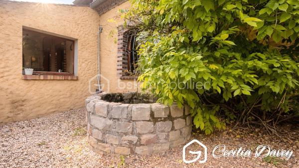 ** Nouveauté : Magnifique maison ancienne de caractère, entièrement rénovée avec goût, alliant le charme de l'ancien au confort contemporain, son jardin agrémenté d'un puits et sa dépendance à seulement 14mins de la Gare ***

Edifiée sur son terrain d'environ 910m², cette jolie maison de caractère, entièrement rénovée avec des matériaux de qualité, séduit par son charme intemporel et ses volumes généreux. 
Nichée dans un environnement paisible, elle offre de vastes espaces de vie lumineux, où chaque pièce invite au bien-être et à la convivialité.
À l'extérieur, son agréable jardin constitue un véritable havre de paix, idéal pour profiter pleinement de la nature et des beaux jours. 
Une propriété pleine de charme, prête à accueillir vos plus beaux projets de vie au cœur d'un environnement calme et préservé.

* Descriptif de la Maison *

Au rez-de-jardin :
- Une entrée chaleureuse 
- Un espace de vie spacieux et lumineux grâce à ses ouvertures sur le jardin, agrémenté de son poêle à bois
- Une grande véranda donnant sur le jardin
- Une superbe cuisine de marque Hygéna
- Un dégagement avec un wc séparé
- Une pièce d'environ 45m² à aménager selon vos envies (suite parentale, bureau, atelier...)

A l'étage :
- Une pièce palière (coin télévision, bibliothèque, salle de jeux...)
- 2 chambres
- Une salle d'eau avec une douche
- Un wc séparé
- Un dégagement 
- Une buanderie
- Une suite parentale d'environ 50m² comprenant la chambre parentale, son dressing et sa salle de bain équipées d'une baignoire, d'une douche et d'un wc séparé.


* Ses extérieurs *
- Un terrain entièrement clos de 910m²
- Une dépendance d'environ 25m² compartimentée en 2 espaces 
- Un jardin
- Une cave

* Son secteur *
- proximité de services : école maternelle, élémentaire et collège avec un service de cantine et de garderie à Saint Valérien, lycée de Sens
- 14 mins de la Gare de Sens
- 10 mins de l'accès à l'autoroute

* Ses équipements et ses avantages *
- A quelques kilomètres, la ville de Saint Valérien où se trouvent toutes les commodités : boulanger, pharmacie, boucherie, supermarchés, banque, restaurant, centre médical, centre dentaire, centre sportif, école, collège... 
- Ouvertures en double vitrage
- Chauffage Electrique 
- Poêle à bois
- Electricité refait à neuf, aux normes

Une visite s'impose pour cette Maison très bien entretenue et située dans un secteur recherché...