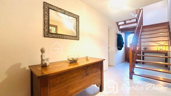 ** Nouveauté : Magnifique maison ancienne de caractère, entièrement rénovée avec goût, alliant le charme de l'ancien au confort contemporain, son jardin agrémenté d'un puits et sa dépendance à seulement 14mins de la Gare ***

Edifiée sur son terrain d'environ 910m², cette jolie maison de caractère, entièrement rénovée avec des matériaux de qualité, séduit par son charme intemporel et ses volumes généreux. 
Nichée dans un environnement paisible, elle offre de vastes espaces de vie lumineux, où chaque pièce invite au bien-être et à la convivialité.
À l'extérieur, son agréable jardin constitue un véritable havre de paix, idéal pour profiter pleinement de la nature et des beaux jours. 
Une propriété pleine de charme, prête à accueillir vos plus beaux projets de vie au cœur d'un environnement calme et préservé.

* Descriptif de la Maison *

Au rez-de-jardin :
- Une entrée chaleureuse 
- Un espace de vie spacieux et lumineux grâce à ses ouvertures sur le jardin, agrémenté de son poêle à bois
- Une grande véranda donnant sur le jardin
- Une superbe cuisine de marque Hygéna
- Un dégagement avec un wc séparé
- Une pièce d'environ 45m² à aménager selon vos envies (suite parentale, bureau, atelier...)

A l'étage :
- Une pièce palière (coin télévision, bibliothèque, salle de jeux...)
- 2 chambres
- Une salle d'eau avec une douche
- Un wc séparé
- Un dégagement 
- Une buanderie
- Une suite parentale d'environ 50m² comprenant la chambre parentale, son dressing et sa salle de bain équipées d'une baignoire, d'une douche et d'un wc séparé.


* Ses extérieurs *
- Un terrain entièrement clos de 910m²
- Une dépendance d'environ 25m² compartimentée en 2 espaces 
- Un jardin
- Une cave

* Son secteur *
- proximité de services : école maternelle, élémentaire et collège avec un service de cantine et de garderie à Saint Valérien, lycée de Sens
- 14 mins de la Gare de Sens
- 10 mins de l'accès à l'autoroute

* Ses équipements et ses avantages *
- A quelques kilomètres, la ville de Saint Valérien où se trouvent toutes les commodités : boulanger, pharmacie, boucherie, supermarchés, banque, restaurant, centre médical, centre dentaire, centre sportif, école, collège... 
- Ouvertures en double vitrage
- Chauffage Electrique 
- Poêle à bois
- Electricité refait à neuf, aux normes

Une visite s'impose pour cette Maison très bien entretenue et située dans un secteur recherché...