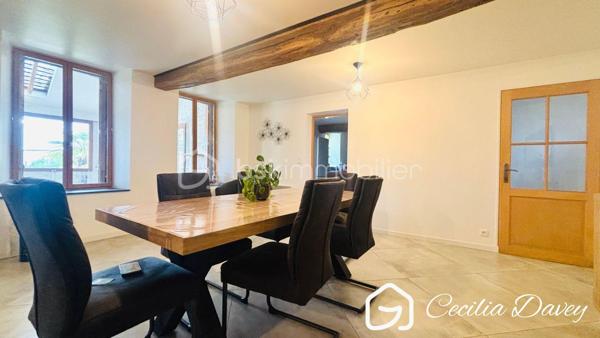 ** Nouveauté : Magnifique maison ancienne de caractère, entièrement rénovée avec goût, alliant le charme de l'ancien au confort contemporain, son jardin agrémenté d'un puits et sa dépendance à seulement 14mins de la Gare ***

Edifiée sur son terrain d'environ 910m², cette jolie maison de caractère, entièrement rénovée avec des matériaux de qualité, séduit par son charme intemporel et ses volumes généreux. 
Nichée dans un environnement paisible, elle offre de vastes espaces de vie lumineux, où chaque pièce invite au bien-être et à la convivialité.
À l'extérieur, son agréable jardin constitue un véritable havre de paix, idéal pour profiter pleinement de la nature et des beaux jours. 
Une propriété pleine de charme, prête à accueillir vos plus beaux projets de vie au cœur d'un environnement calme et préservé.

* Descriptif de la Maison *

Au rez-de-jardin :
- Une entrée chaleureuse 
- Un espace de vie spacieux et lumineux grâce à ses ouvertures sur le jardin, agrémenté de son poêle à bois
- Une grande véranda donnant sur le jardin
- Une superbe cuisine de marque Hygéna
- Un dégagement avec un wc séparé
- Une pièce d'environ 45m² à aménager selon vos envies (suite parentale, bureau, atelier...)

A l'étage :
- Une pièce palière (coin télévision, bibliothèque, salle de jeux...)
- 2 chambres
- Une salle d'eau avec une douche
- Un wc séparé
- Un dégagement 
- Une buanderie
- Une suite parentale d'environ 50m² comprenant la chambre parentale, son dressing et sa salle de bain équipées d'une baignoire, d'une douche et d'un wc séparé.


* Ses extérieurs *
- Un terrain entièrement clos de 910m²
- Une dépendance d'environ 25m² compartimentée en 2 espaces 
- Un jardin
- Une cave

* Son secteur *
- proximité de services : école maternelle, élémentaire et collège avec un service de cantine et de garderie à Saint Valérien, lycée de Sens
- 14 mins de la Gare de Sens
- 10 mins de l'accès à l'autoroute

* Ses équipements et ses avantages *
- A quelques kilomètres, la ville de Saint Valérien où se trouvent toutes les commodités : boulanger, pharmacie, boucherie, supermarchés, banque, restaurant, centre médical, centre dentaire, centre sportif, école, collège... 
- Ouvertures en double vitrage
- Chauffage Electrique 
- Poêle à bois
- Electricité refait à neuf, aux normes

Une visite s'impose pour cette Maison très bien entretenue et située dans un secteur recherché...
