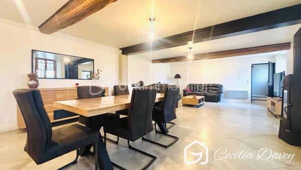 ** Nouveauté : Magnifique maison ancienne de caractère, entièrement rénovée avec goût, alliant le charme de l'ancien au confort contemporain, son jardin agrémenté d'un puits et sa dépendance à seulement 14mins de la Gare ***

Edifiée sur son terrain d'environ 910m², cette jolie maison de caractère, entièrement rénovée avec des matériaux de qualité, séduit par son charme intemporel et ses volumes généreux. 
Nichée dans un environnement paisible, elle offre de vastes espaces de vie lumineux, où chaque pièce invite au bien-être et à la convivialité.
À l'extérieur, son agréable jardin constitue un véritable havre de paix, idéal pour profiter pleinement de la nature et des beaux jours. 
Une propriété pleine de charme, prête à accueillir vos plus beaux projets de vie au cœur d'un environnement calme et préservé.

* Descriptif de la Maison *

Au rez-de-jardin :
- Une entrée chaleureuse 
- Un espace de vie spacieux et lumineux grâce à ses ouvertures sur le jardin, agrémenté de son poêle à bois
- Une grande véranda donnant sur le jardin
- Une superbe cuisine de marque Hygéna
- Un dégagement avec un wc séparé
- Une pièce d'environ 45m² à aménager selon vos envies (suite parentale, bureau, atelier...)

A l'étage :
- Une pièce palière (coin télévision, bibliothèque, salle de jeux...)
- 2 chambres
- Une salle d'eau avec une douche
- Un wc séparé
- Un dégagement 
- Une buanderie
- Une suite parentale d'environ 50m² comprenant la chambre parentale, son dressing et sa salle de bain équipées d'une baignoire, d'une douche et d'un wc séparé.


* Ses extérieurs *
- Un terrain entièrement clos de 910m²
- Une dépendance d'environ 25m² compartimentée en 2 espaces 
- Un jardin
- Une cave

* Son secteur *
- proximité de services : école maternelle, élémentaire et collège avec un service de cantine et de garderie à Saint Valérien, lycée de Sens
- 14 mins de la Gare de Sens
- 10 mins de l'accès à l'autoroute

* Ses équipements et ses avantages *
- A quelques kilomètres, la ville de Saint Valérien où se trouvent toutes les commodités : boulanger, pharmacie, boucherie, supermarchés, banque, restaurant, centre médical, centre dentaire, centre sportif, école, collège... 
- Ouvertures en double vitrage
- Chauffage Electrique 
- Poêle à bois
- Electricité refait à neuf, aux normes

Une visite s'impose pour cette Maison très bien entretenue et située dans un secteur recherché...