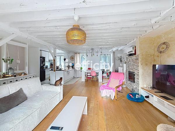 Appartement
         5 pièces
        - 100 m² 300 000 € *