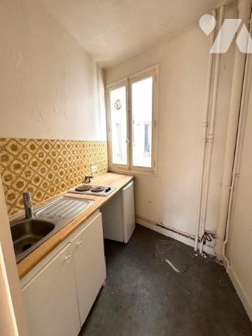 PARIS 16EME - METRO JASMIN. STUDIO AVEC BALCON. DERNIER ETAGE.