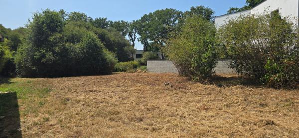 Combrit, joli terrain à bâtir de 1 000 m², bourg à pied, plage à vélo !